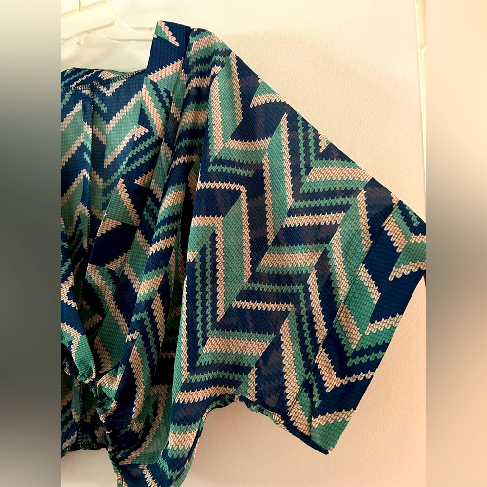 Chevron Patterned Crop Top - Picture 3 of 4